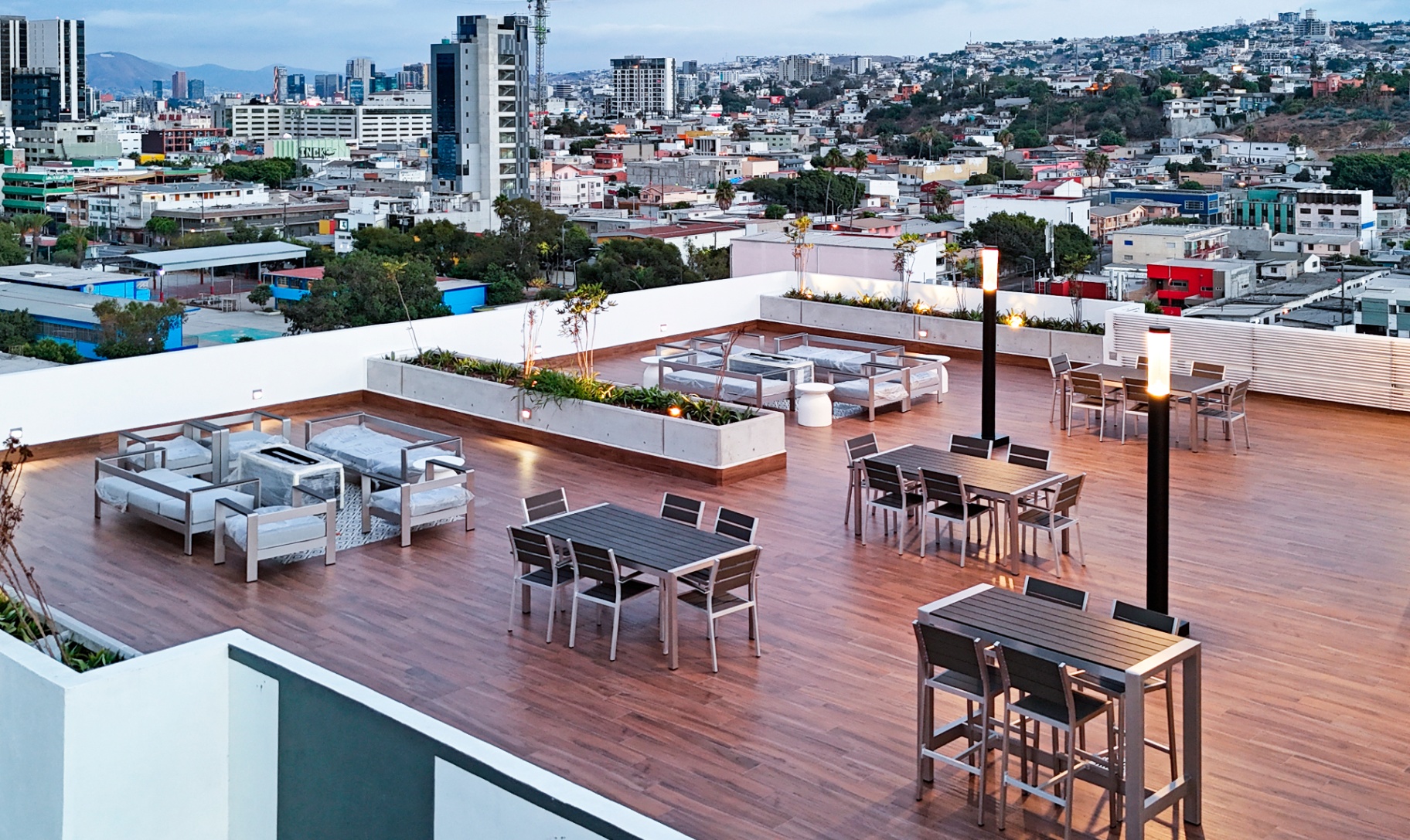 Rooftop de Hi Tijuana al atardecer con vista a la ciudad
